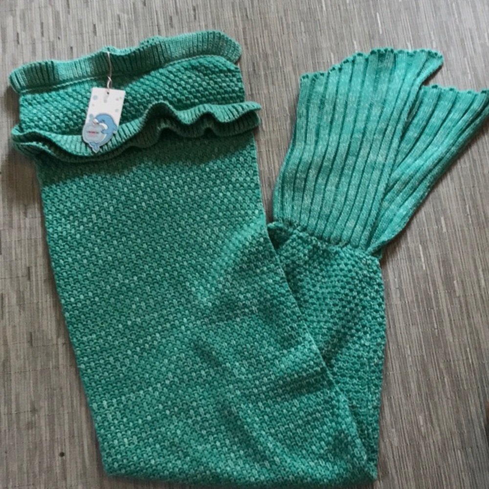 NWT Mermaid tail blanket for girls. Sea green